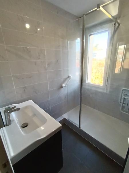 Rénovation salle de bain par DMulti Services — photo 4